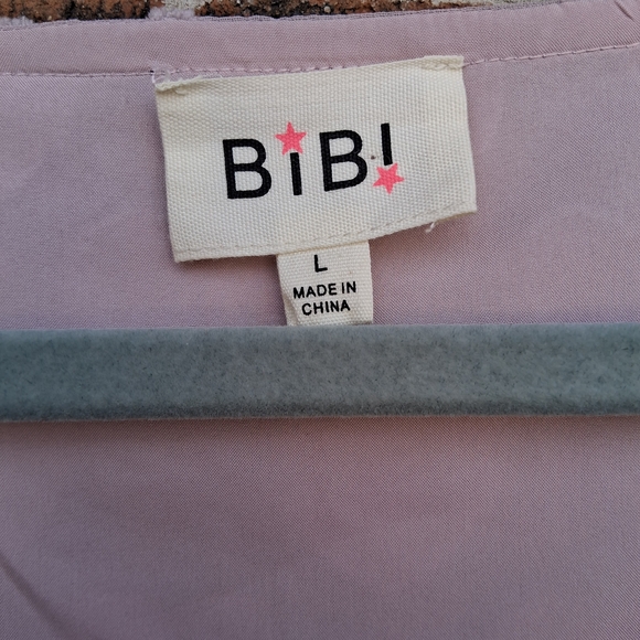 EUC 💖 BIBI Women's Lavender Heart Top Sz. L V-Neckline - Picture 6 of 6